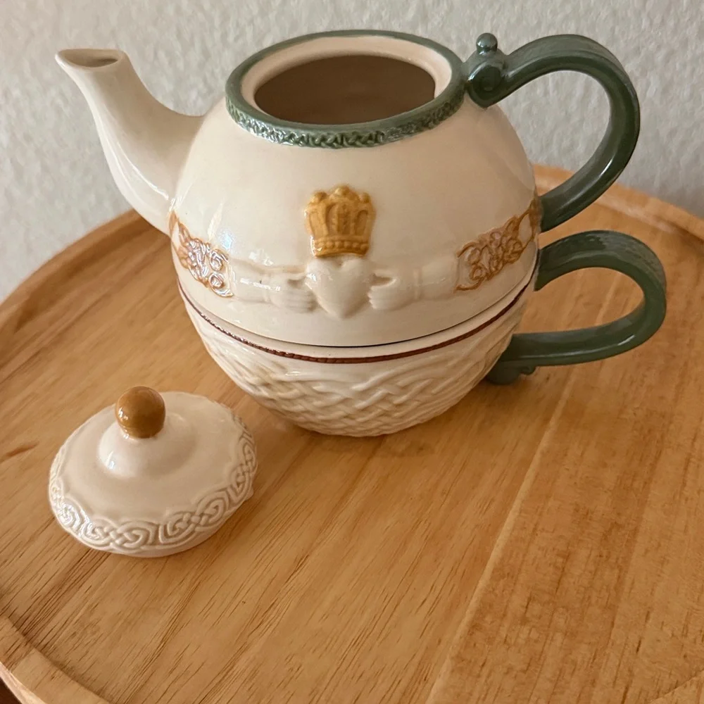 Charming Cream Teapot with Green Accents - Picture 2 of 3